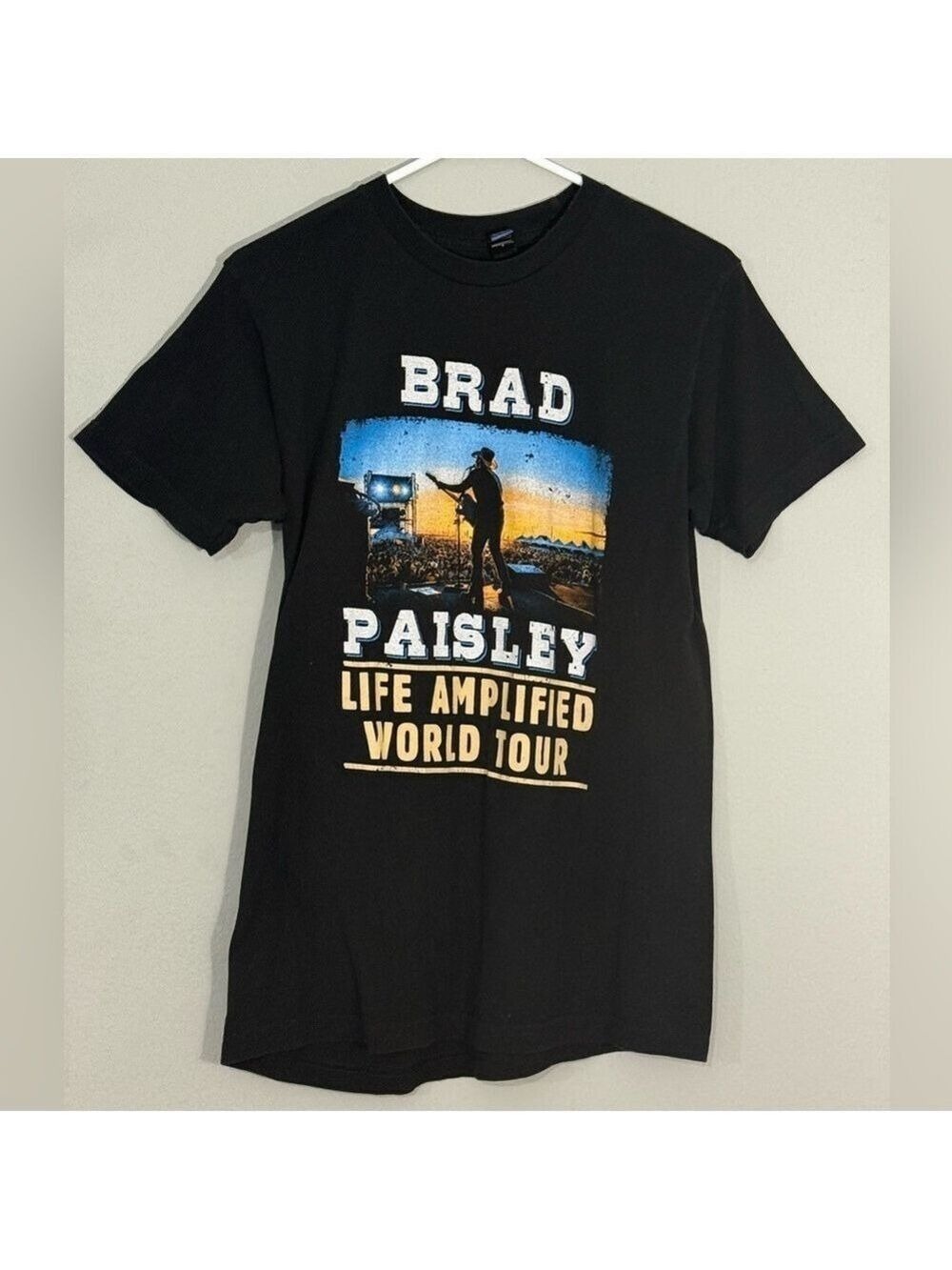 Brad Paisley Life Amplified World Tour T-Shirt Sz M Black Graphic Tee